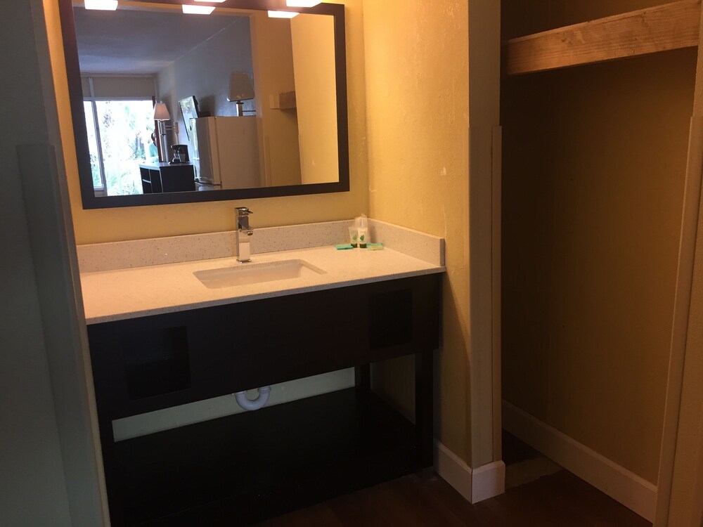 Blu Atlantic Oceanfront Hotel & Suites - photo 21