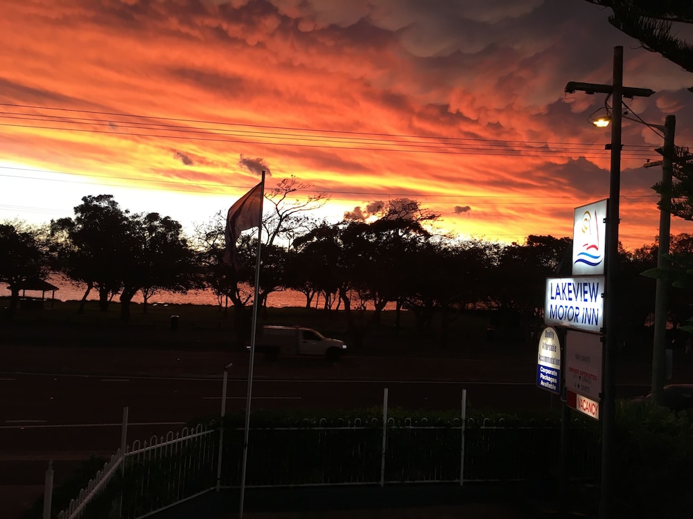 Lakeview Motor Inn in Belmont South, Australia