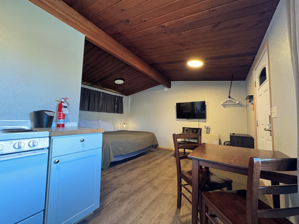 The Pioneer Motel - photo 10