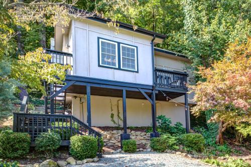 The Zen Den Peaceful Cottage with Mountain Views — 4-Star Luxury Hotel in Banner Elk, United States