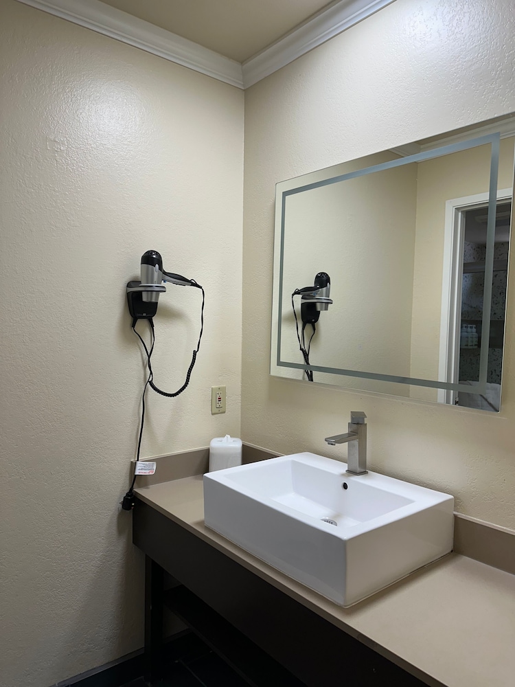 Beachwalker Inn and Suites - photo 26