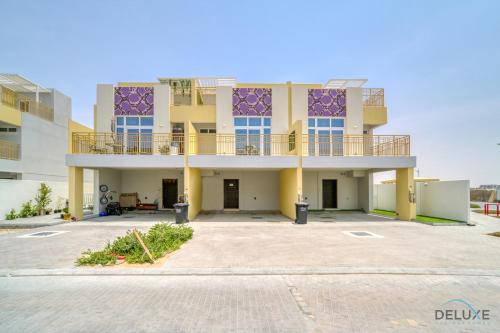Magnificent 3BR Townhouse at DAMAC Hills 2 Dubailand by Deluxe Holiday Homes — 4-Star Luxury Hotel in Dubai, United Arab Emirates