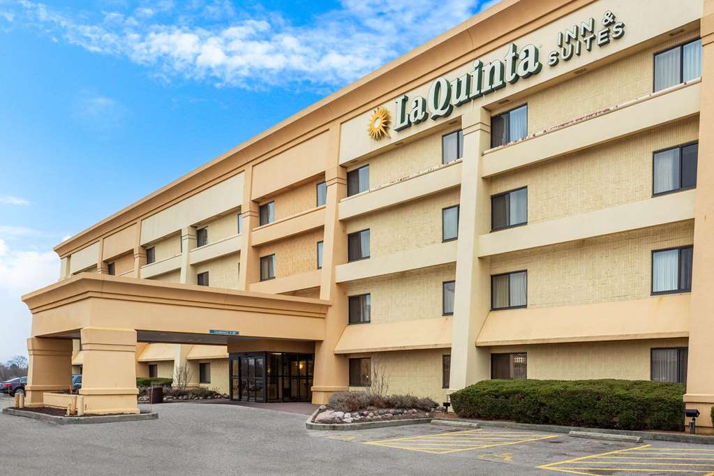 La Quinta Inn & Suites by Wyndham Chicago Gurnee - photo 3