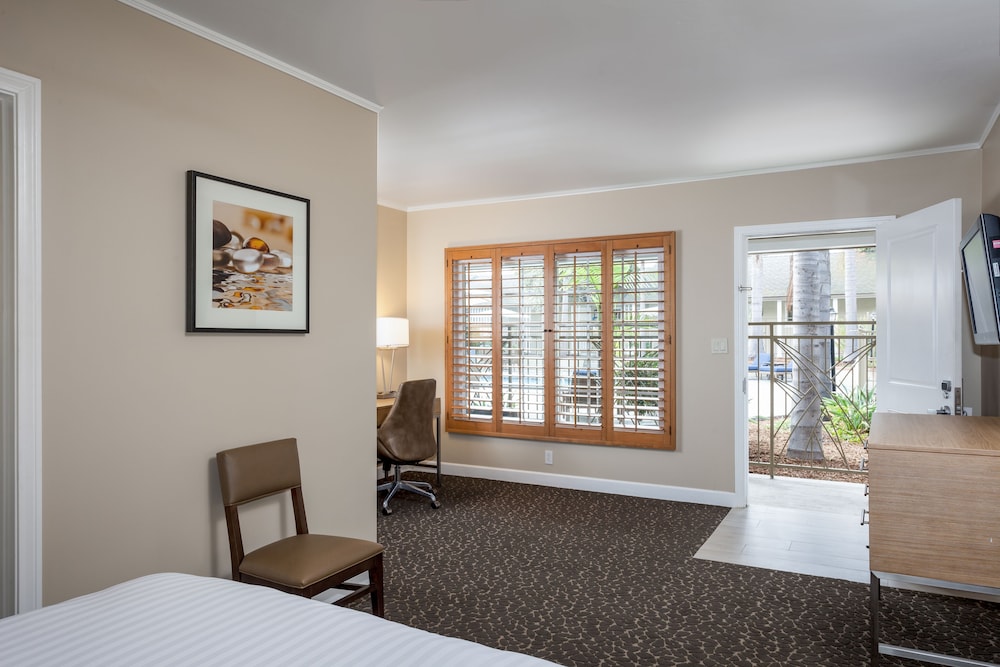Holiday Inn Express & Suites La Jolla Windansea Beach by IHG - photo 12