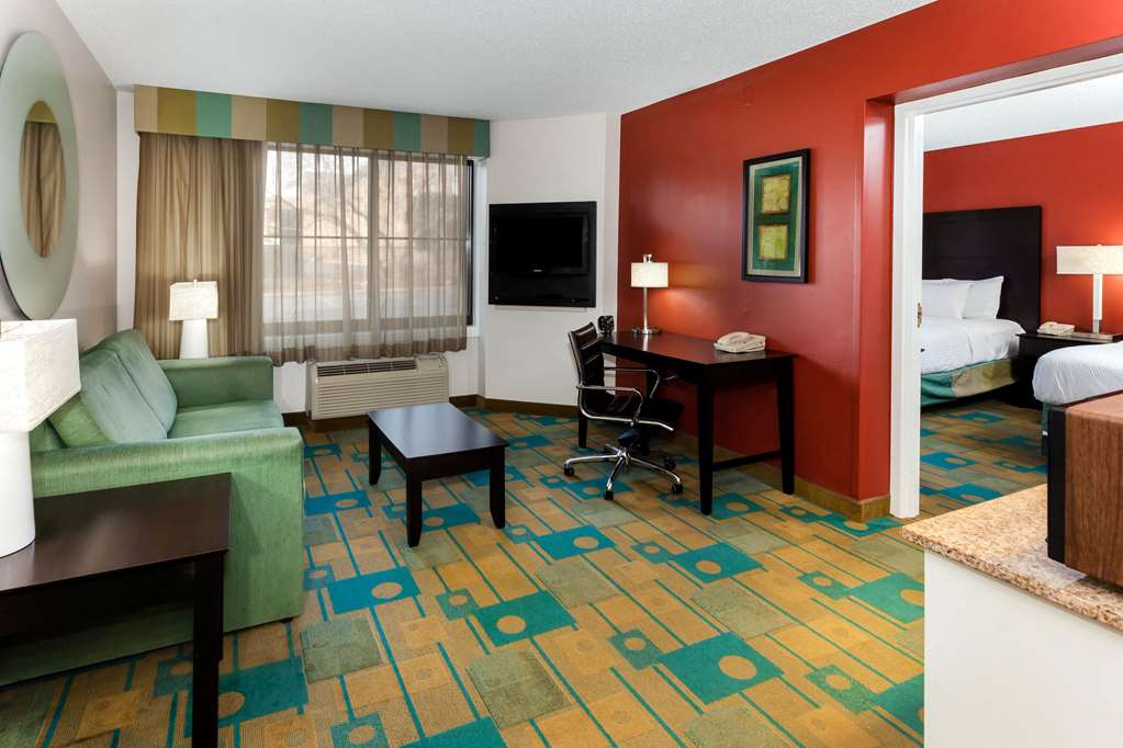 La Quinta Inn & Suites by Wyndham Milwaukee Bayshore Area - photo 23