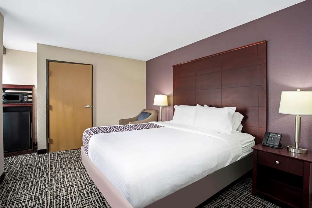 La Quinta Inn & Suites by Wyndham Denver Aurora Medical - photo 24