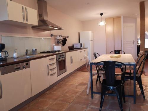 Grand Duplex Tout Confort a 2km de la Baie de Cancale Mt St Michel — hotel in La Fresnais