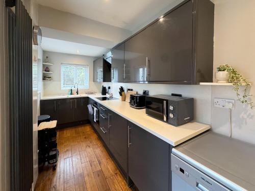 Granville 3 Bed House By Furnished Accommodation FREE PARKING Perfect for Families and Contractors Walk to Exhibition Centre
