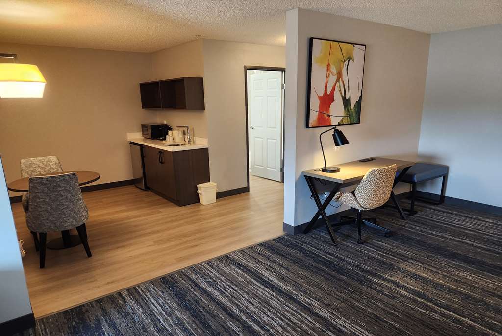 La Quinta Inn & Suites by Wyndham Warner Robins Robins AFB - photo 19