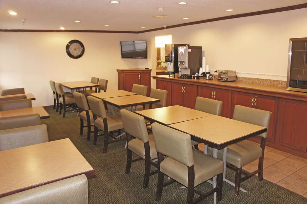 La Quinta Inn by Wyndham Omaha Southwest - photo 20