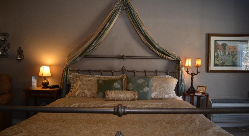 Lindley House Garden Cottages — 4-Star Luxury Hotel in Duncan, United States