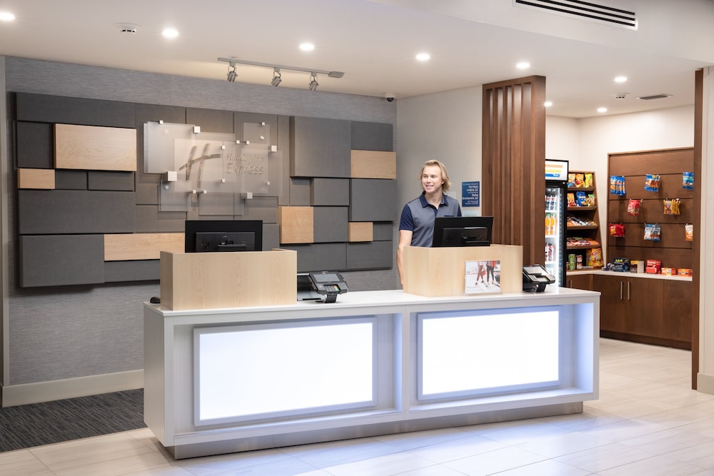 Holiday Inn Express & Suites Ft Myers Beach Sanibel Gateway an IHG Hotel - photo 3