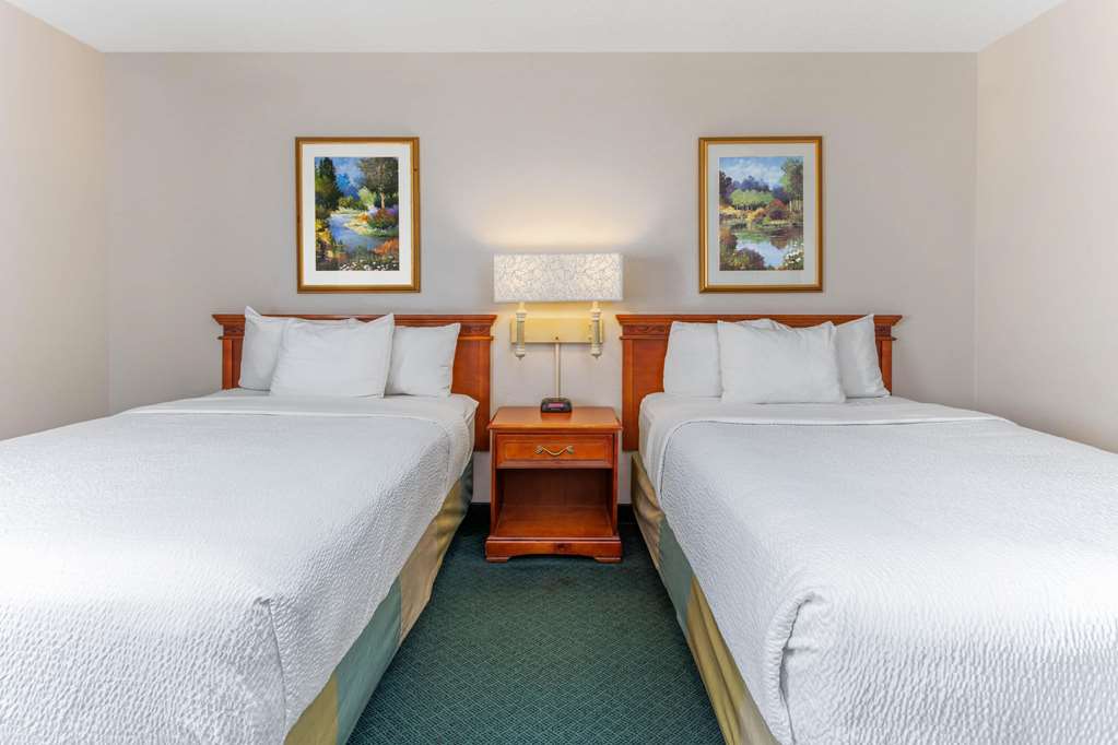 La Quinta Inn & Suites by Wyndham Chicago Gurnee - photo 24
