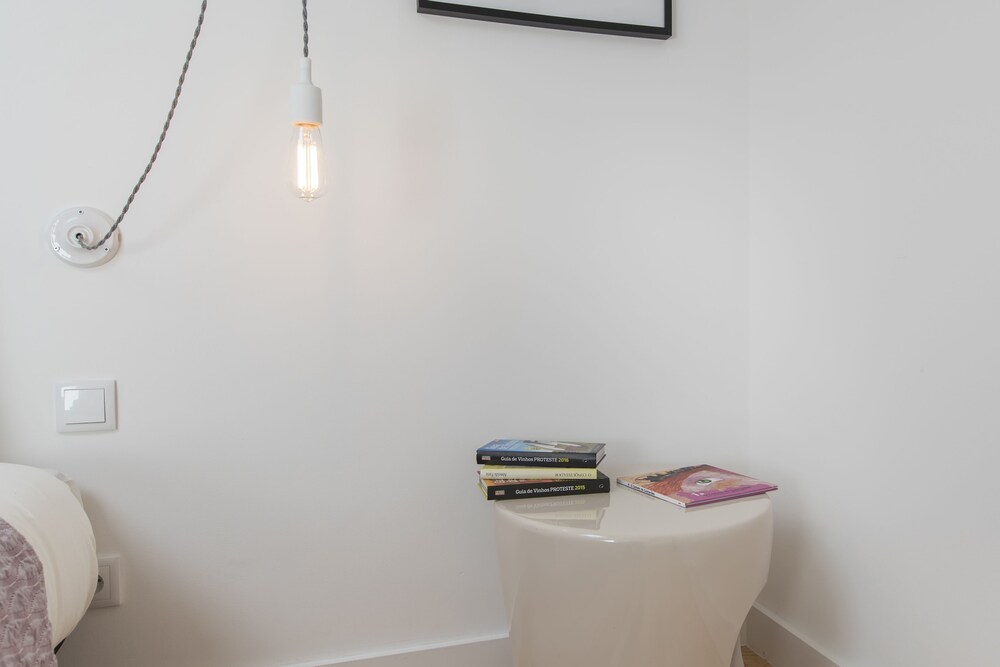 Artistic White Flat — 4-Star Luxury Hotel in Lisbon, Portugal