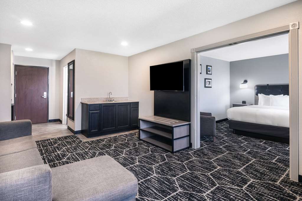 La Quinta Inn & Suites by Wyndham Evansville - photo 25