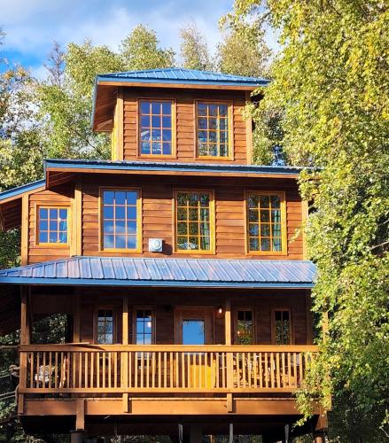 The Eagle's Nest Treehouse Cabin — 4-Star Luxury Hotel in Palmer, United States