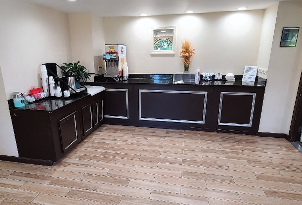 Red Roof Inn & Suites Rome - photo 36