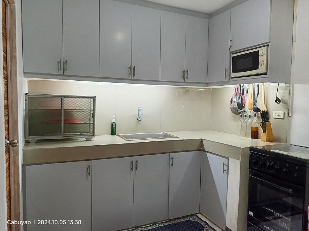 Family Airconditioned Room with Balcony & Parking in Cabuyao 2 storey house — 4-Star Luxury Hotel in Cabuyao, Philippines