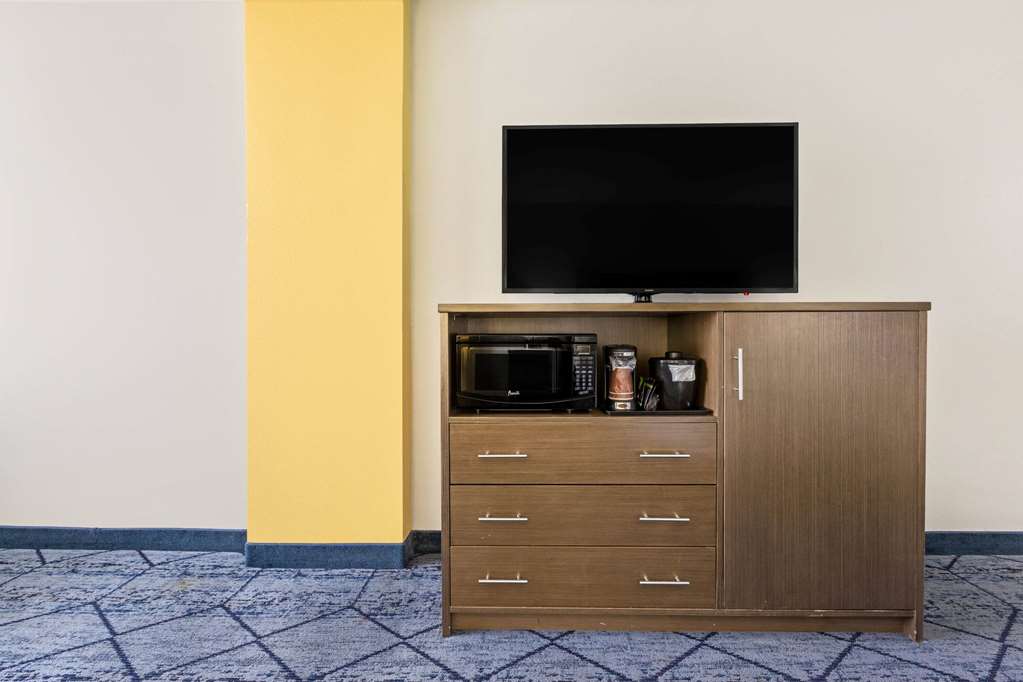 La Quinta Inn & Suites by Wyndham NE Long Beach Cypress - photo 21