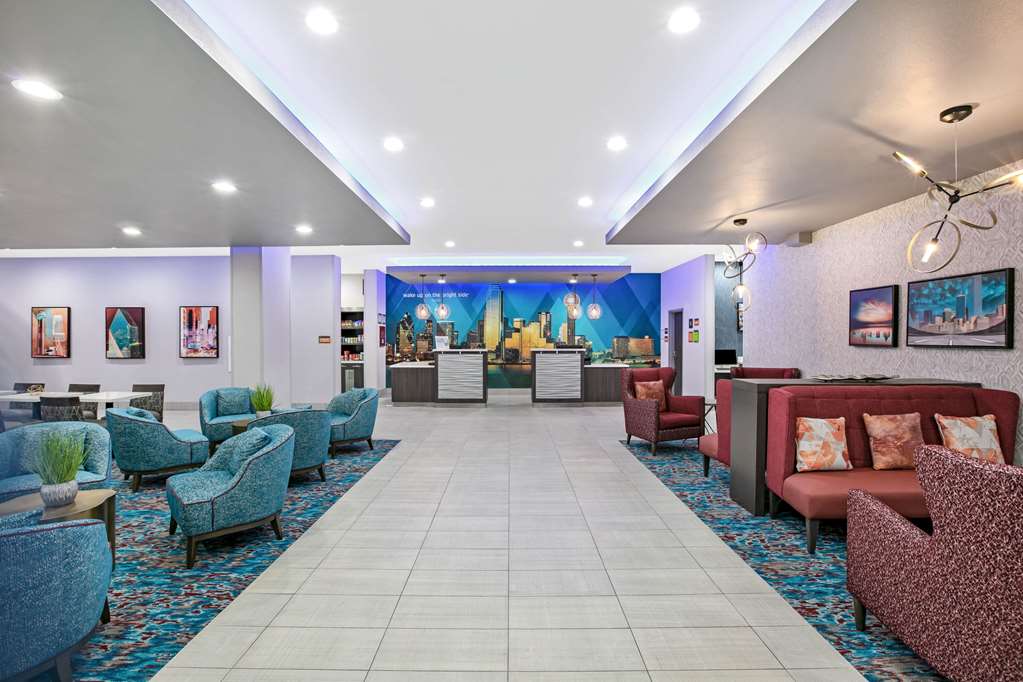 La Quinta Inn & Suites by Wyndham DFW West Glade Parks - photo 4