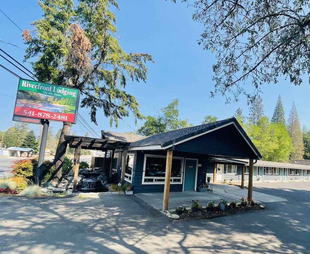 Riverfront Lodging — hotel in Shady Cove