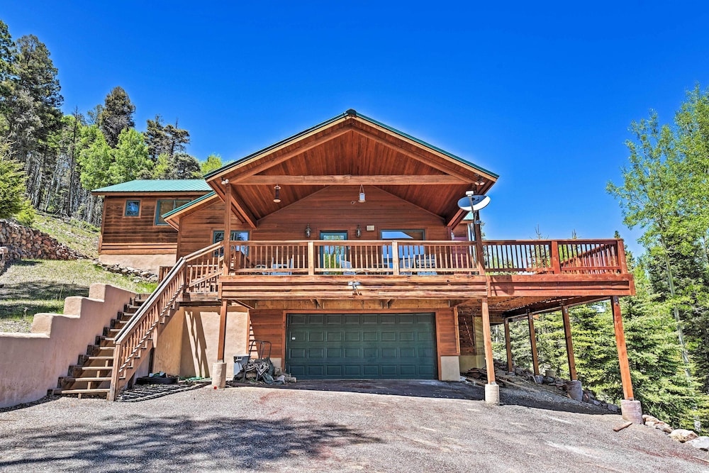 Angel Fire Mountain view Retreat w Private Deck in Angel Fire, United States