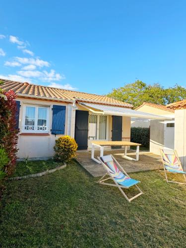 Chez Karine Et Rodolphe la Cosy Piscines Plage in Saint-Michel-Chef-Chef, France