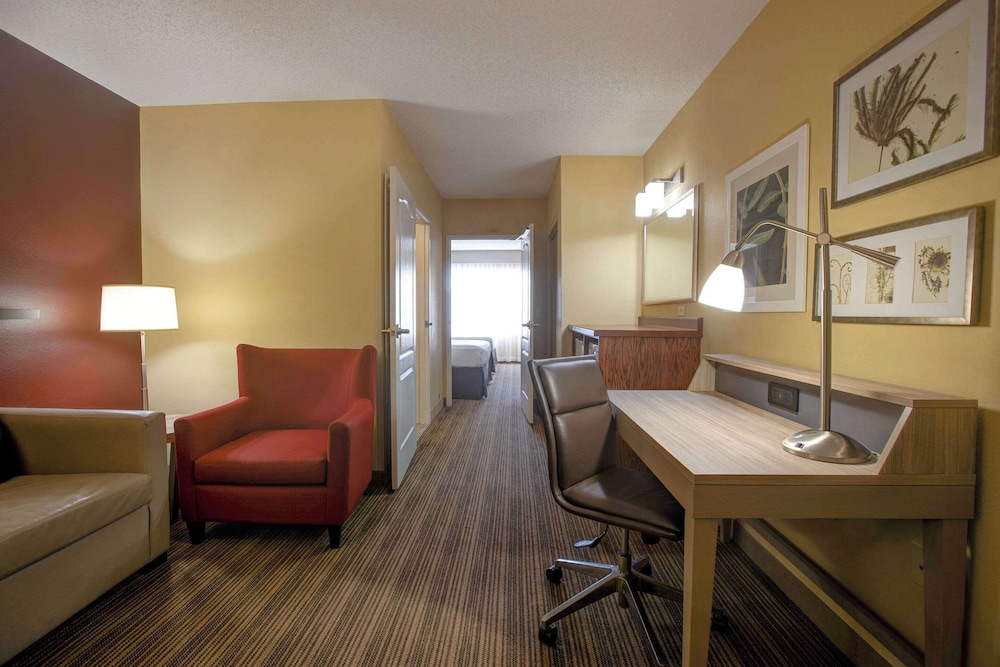 Comfort Inn & Suites St. Paul Northeast - photo 25