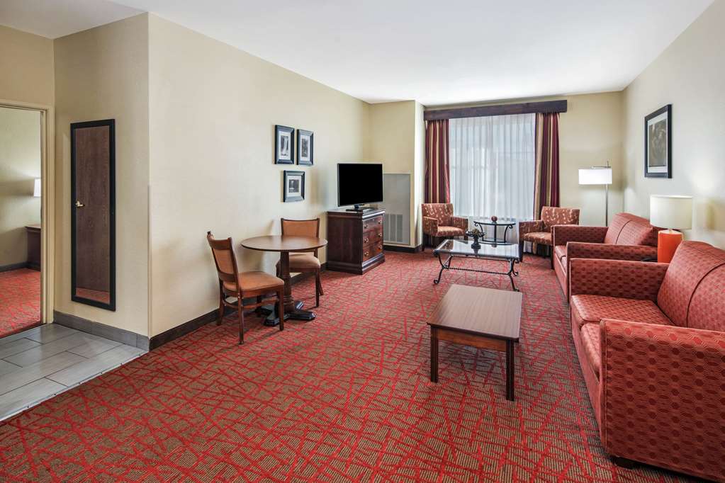La Quinta Inn & Suites by Wyndham Oxford Anniston - photo 34