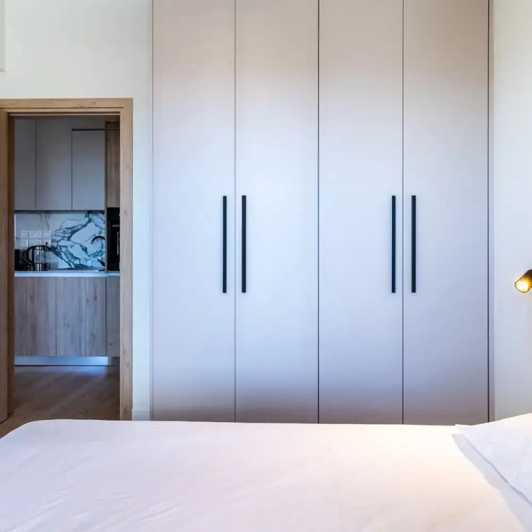 Stylish Central Apartment City Views Prime Location Parking