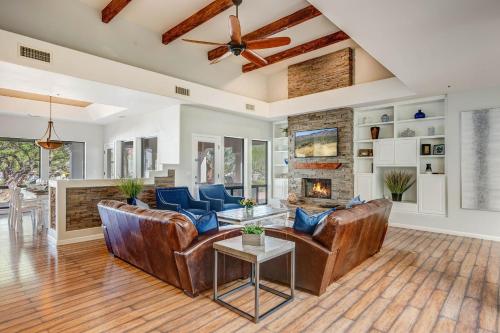 Rancho Relaxo by PaseoHomesAZ with Pool Spa and Separate Casita in Scottsdale, United States