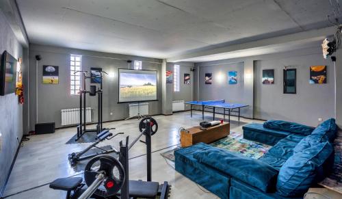 Entire House Cityscape Retreat: The View
