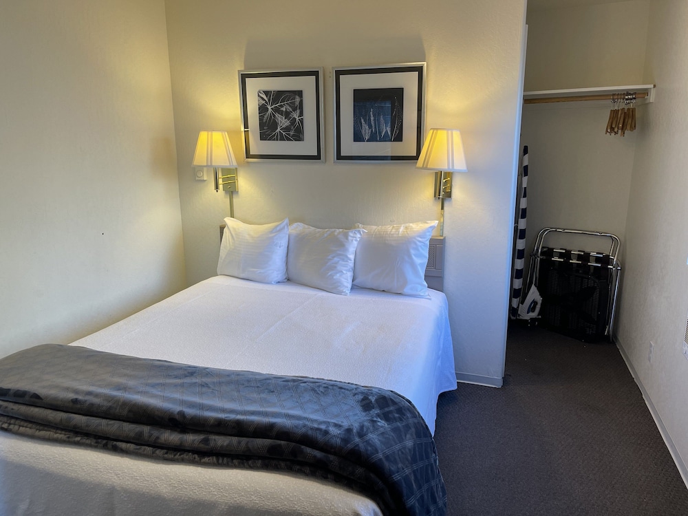 Crown Motel and Family Resort - photo 25