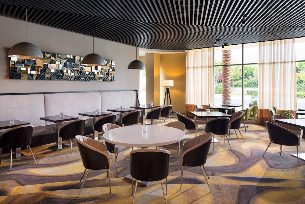 SpringHill Suites Los Angeles Burbank Downtown - photo 41