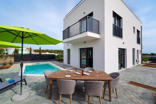 Villa Sundeck Holiday Home near Šibenik — 4-Star Luxury Hotel in Brodarica, Croatia