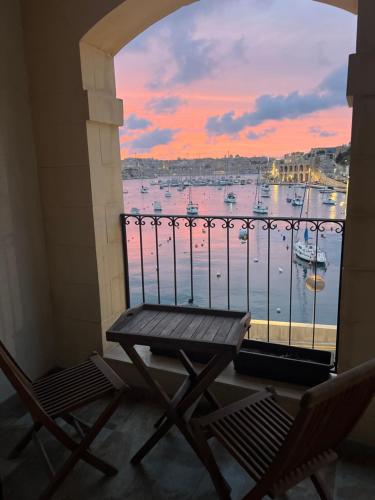 Front Row Malta Enjoy Valletta Sunsets from this Seafront Home with 3 Bedrooms Overlooking Grand Harbour — 4-Star Luxury Hotel in Kalkara, Malta