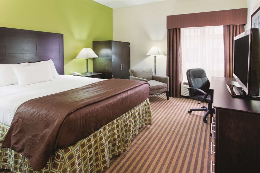 La Quinta Inn & Suites by Wyndham Columbus Grove City - photo 20