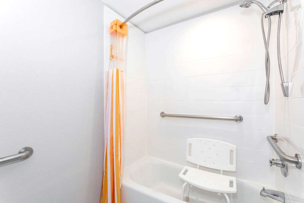 La Quinta Inn & Suites by Wyndham St. Augustine - photo 11