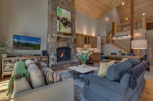 Truckee Treasure at Grays Crossing by Tahoe Getaways Relaxing Home w Private Hot Tub Dogs Welcome — 4-Star Luxury Hotel in Truckee, United States