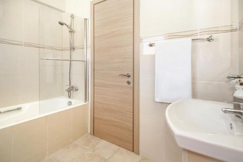 Villa Adonia 30m from Pernera Beach