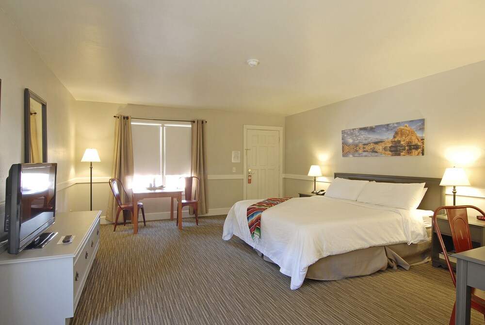 Palm Canyon Hotel & RV Resort - photo 6