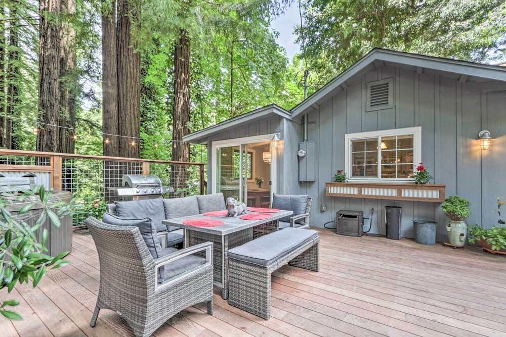 Redwoods Cabin with Hot Tub Walk to Russian River — 4-Star Luxury Hotel in Guerneville, United States