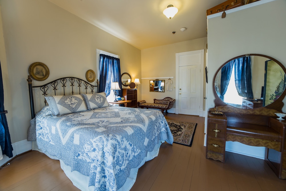 Grand Victorian Inn - photo 12