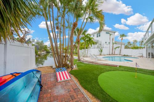 Home ON Key with pool hot tub putting green arcade games bike & mins to beach — 4-Star Luxury Hotel in Siesta Key, United States