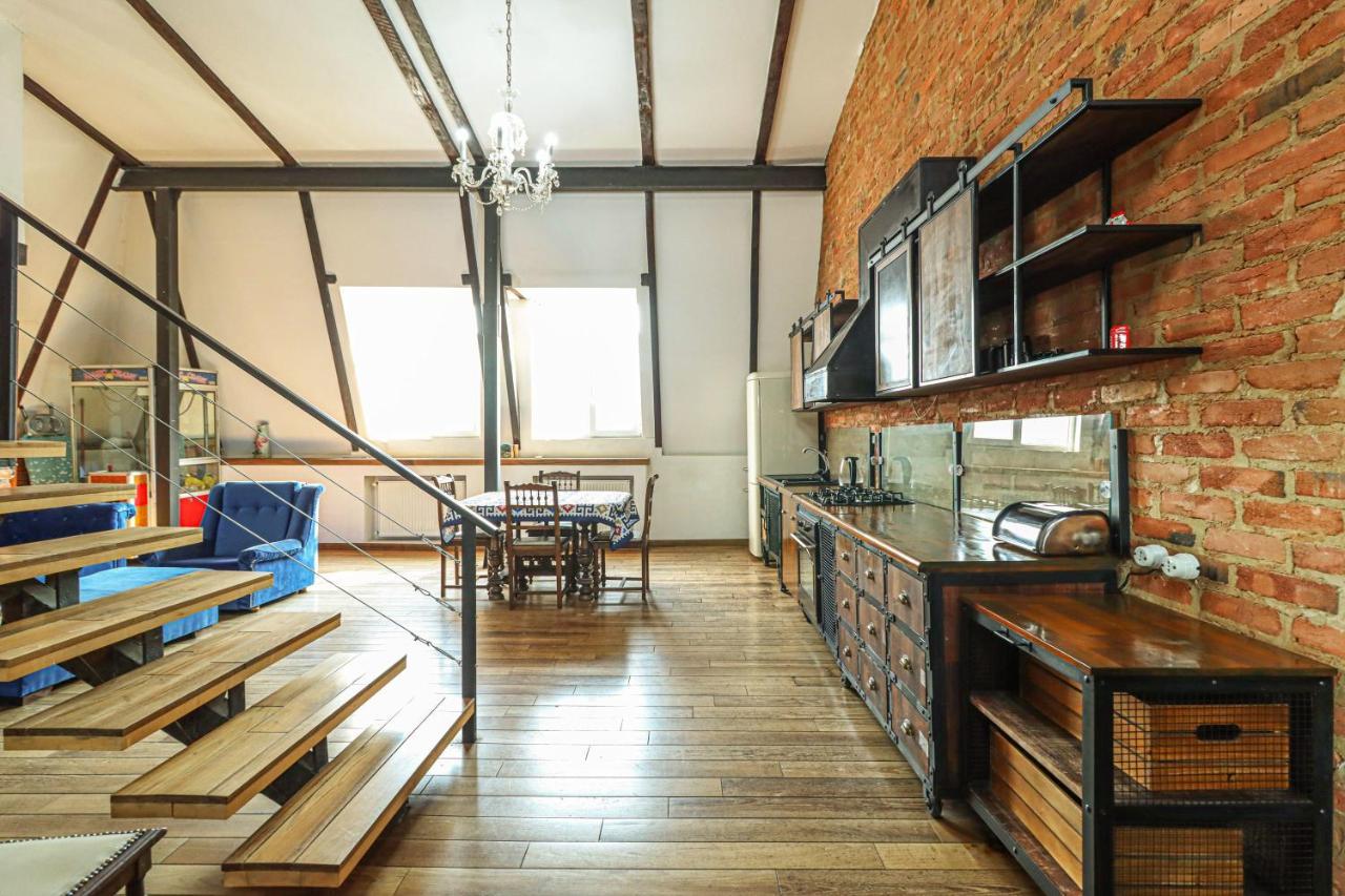 Vintage Mezzanine Apt in City Center By Wehost
