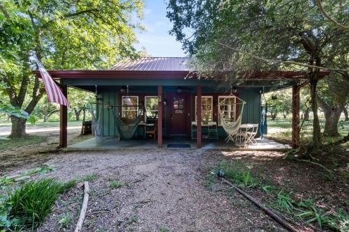 Bird House Countryside Pecan Farm 14acre San Marcos — 4-Star Luxury Hotel in Maxwell, United States