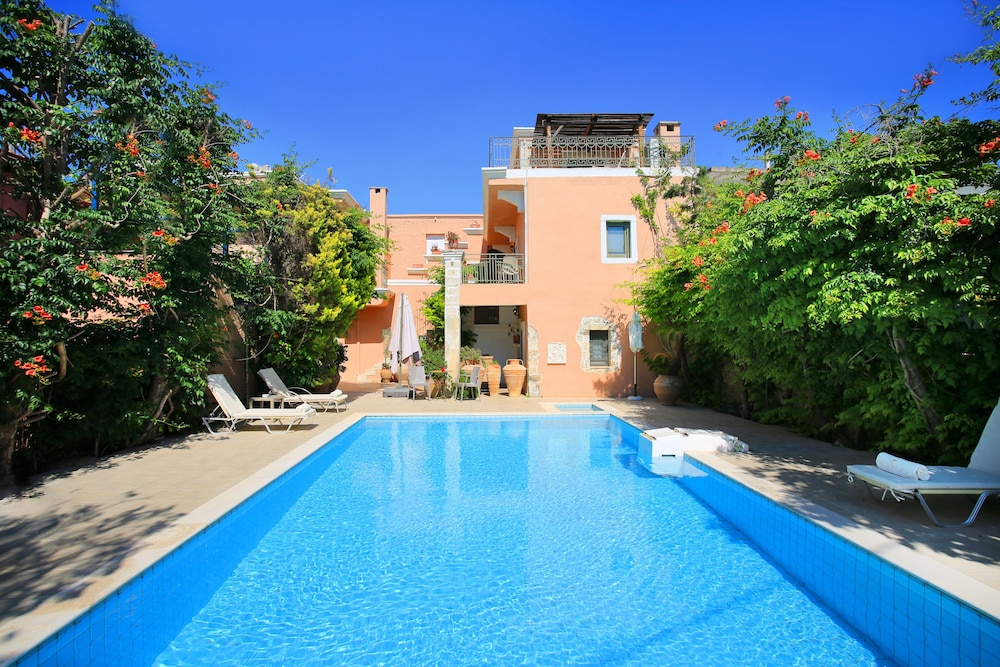 Villa Pasiphae — 4-Star Luxury Hotel in Tympaki, Greece