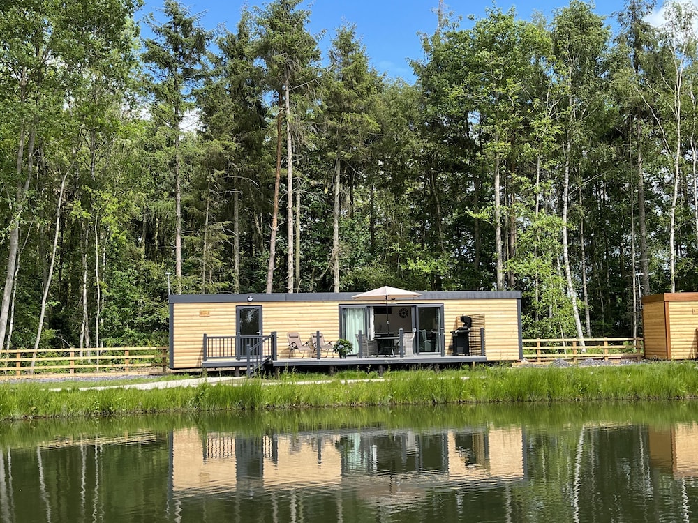 Pine Boutique Lodge with hot tub for couples & dog — 4-Star Luxury Hotel in York, United Kingdom