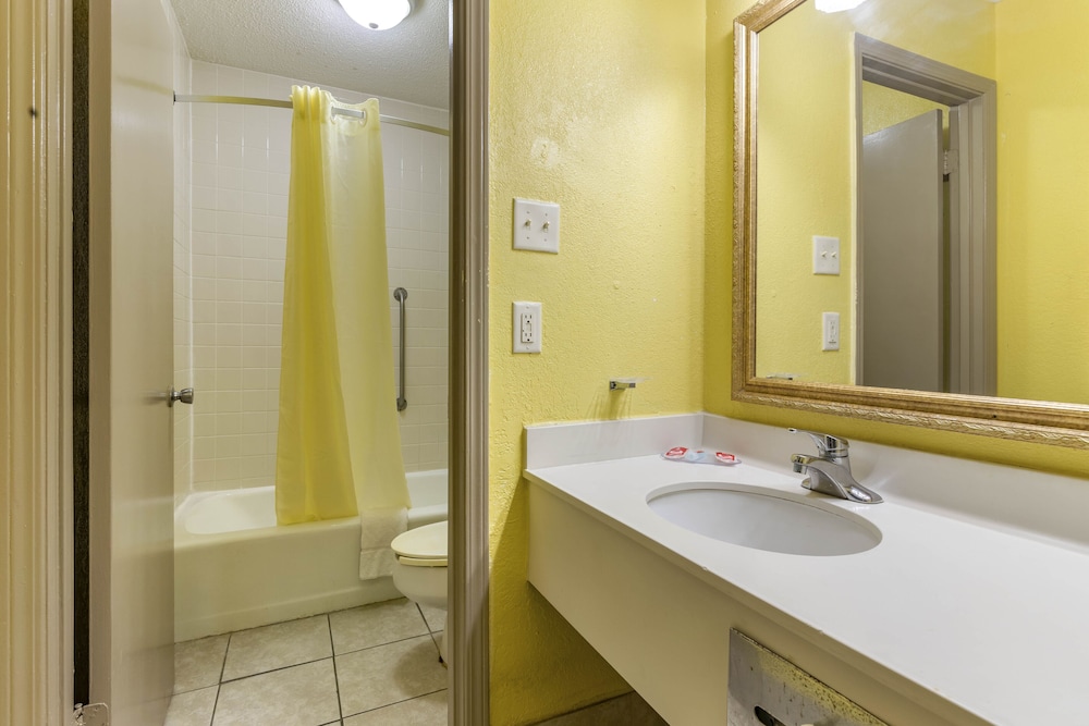 Econo Lodge Douglas - photo 35