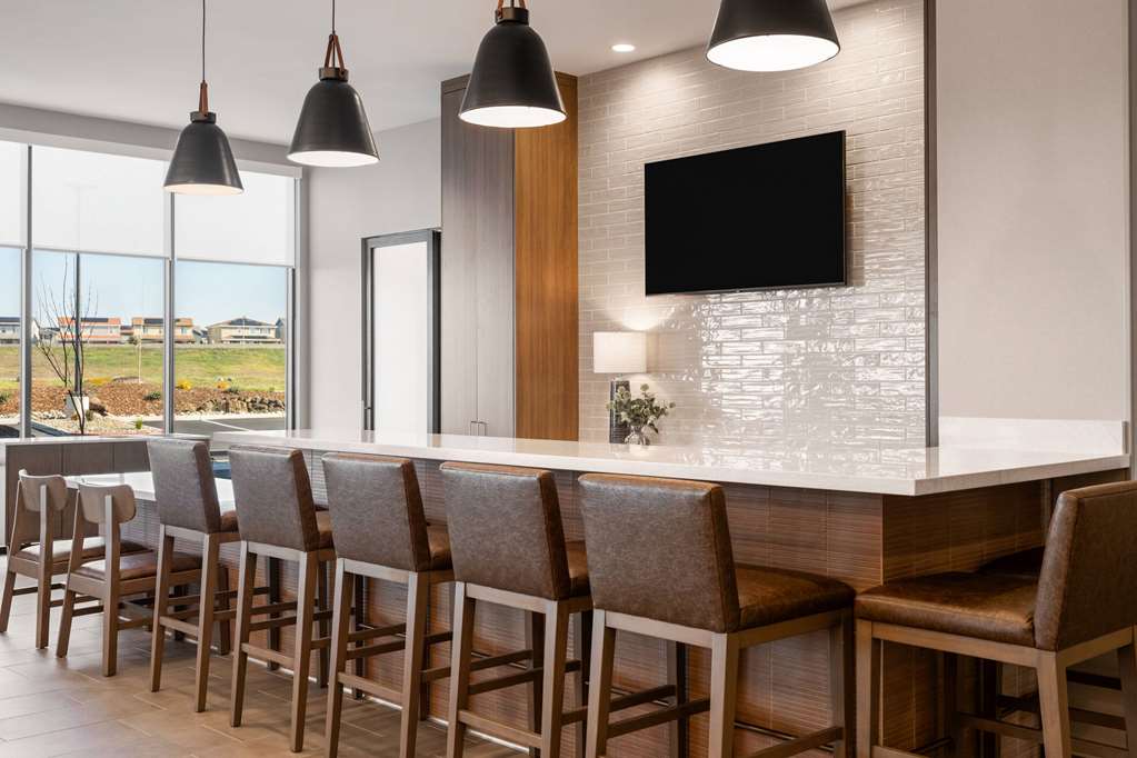 La Quinta Inn and Suites by Wyndham Lincoln - photo 40